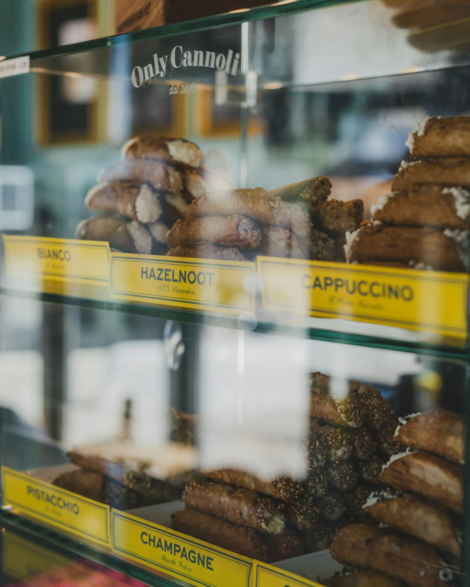 Il vassoio dei cannoli e dei dolci del banco